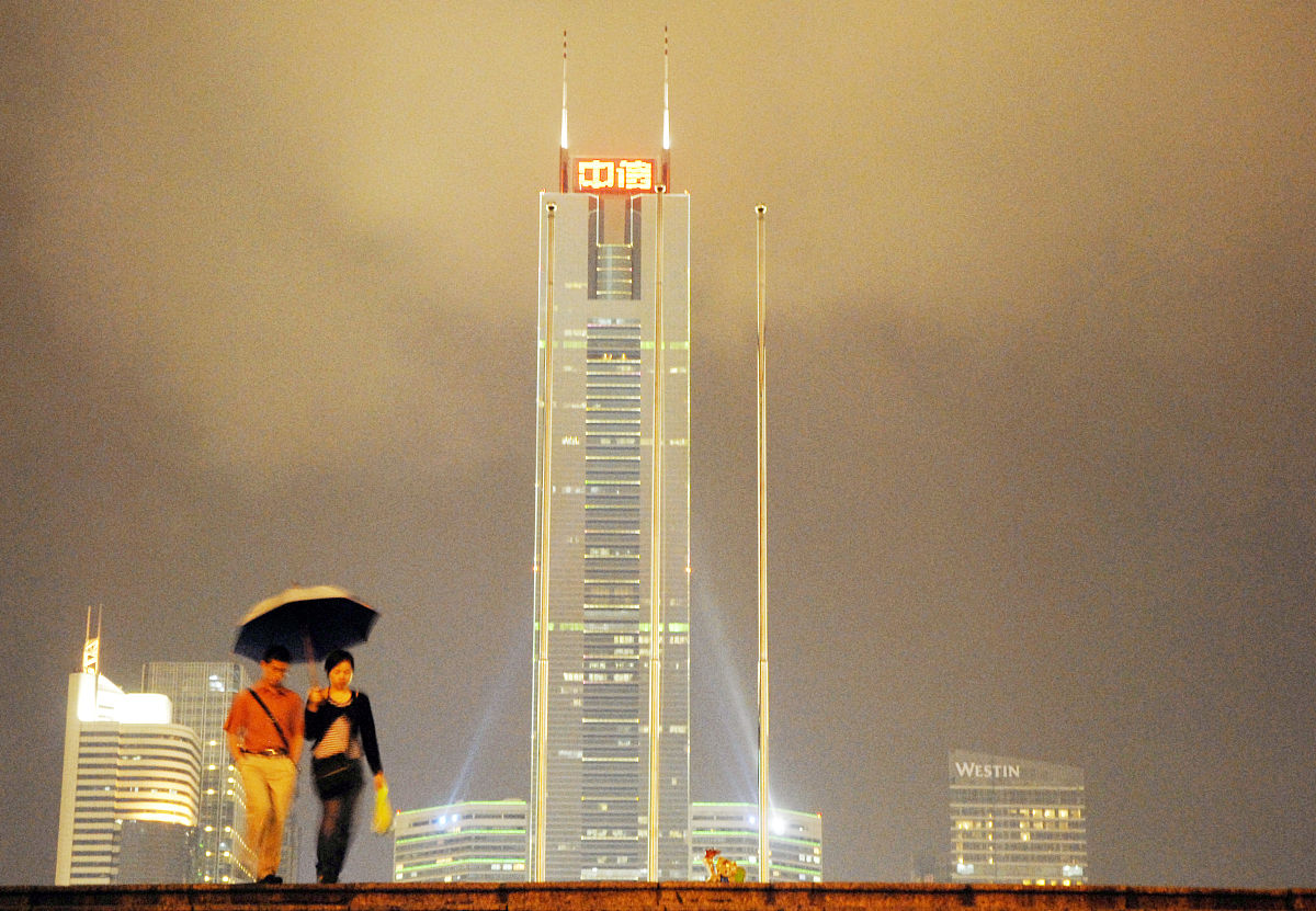 2007年4月17日,广州,广州地标中信大厦前的情侣.+++_+++情侣,雨伞,中