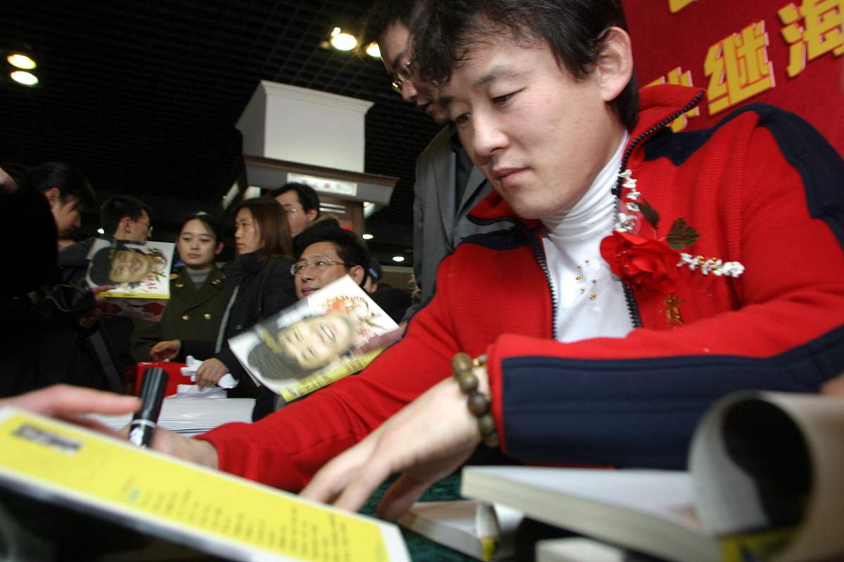 2005年2月18日,孙继海在大连市新华书店为其自传《我的太阳》举行签售
