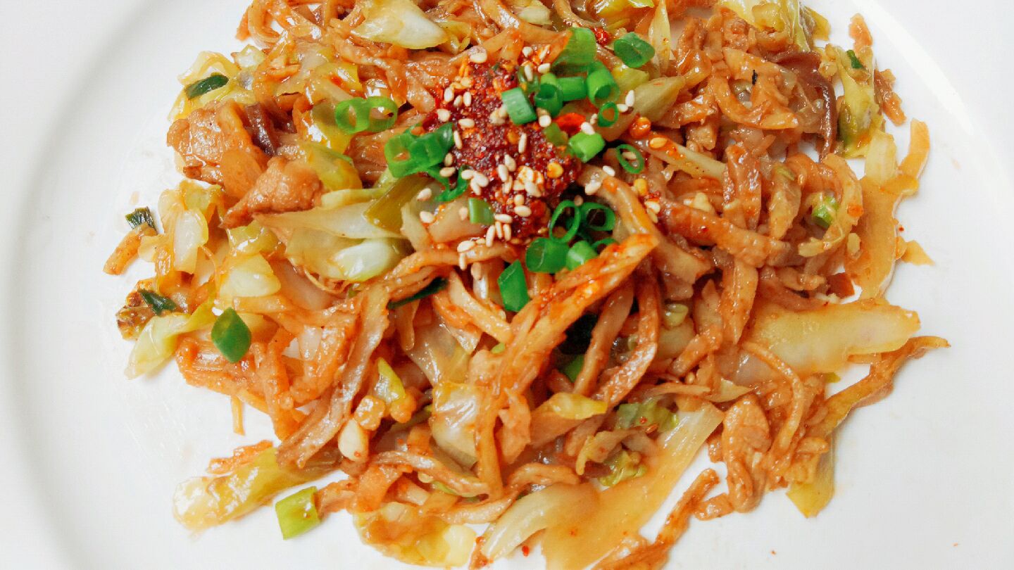 饭店大厨把包菜肉丝炒饼做法告诉你 掌握这诀窍 浇上辣椒红油真香