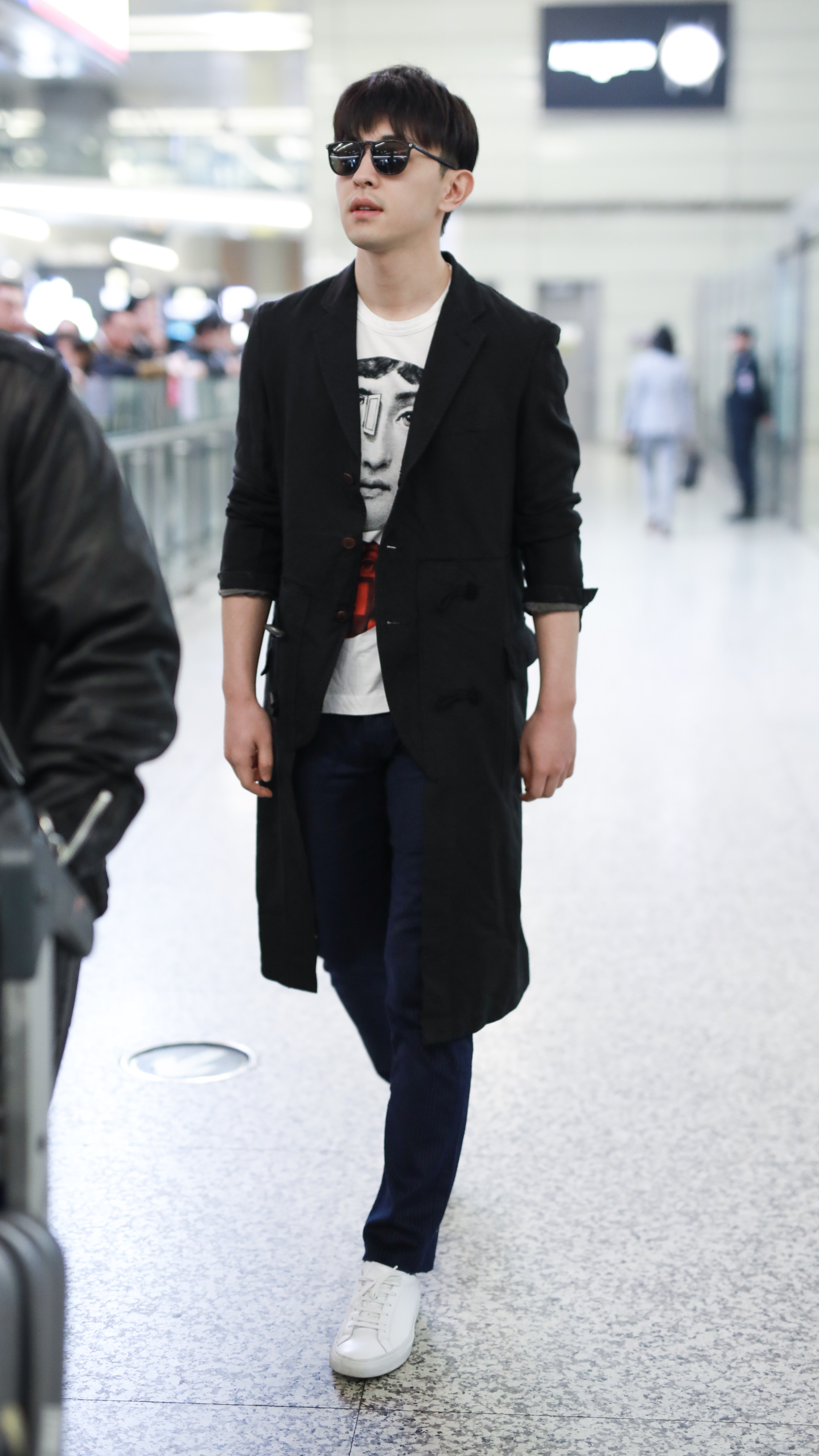 “行走的人形立牌”,说的就是邓伦吧?网友:走路都带风