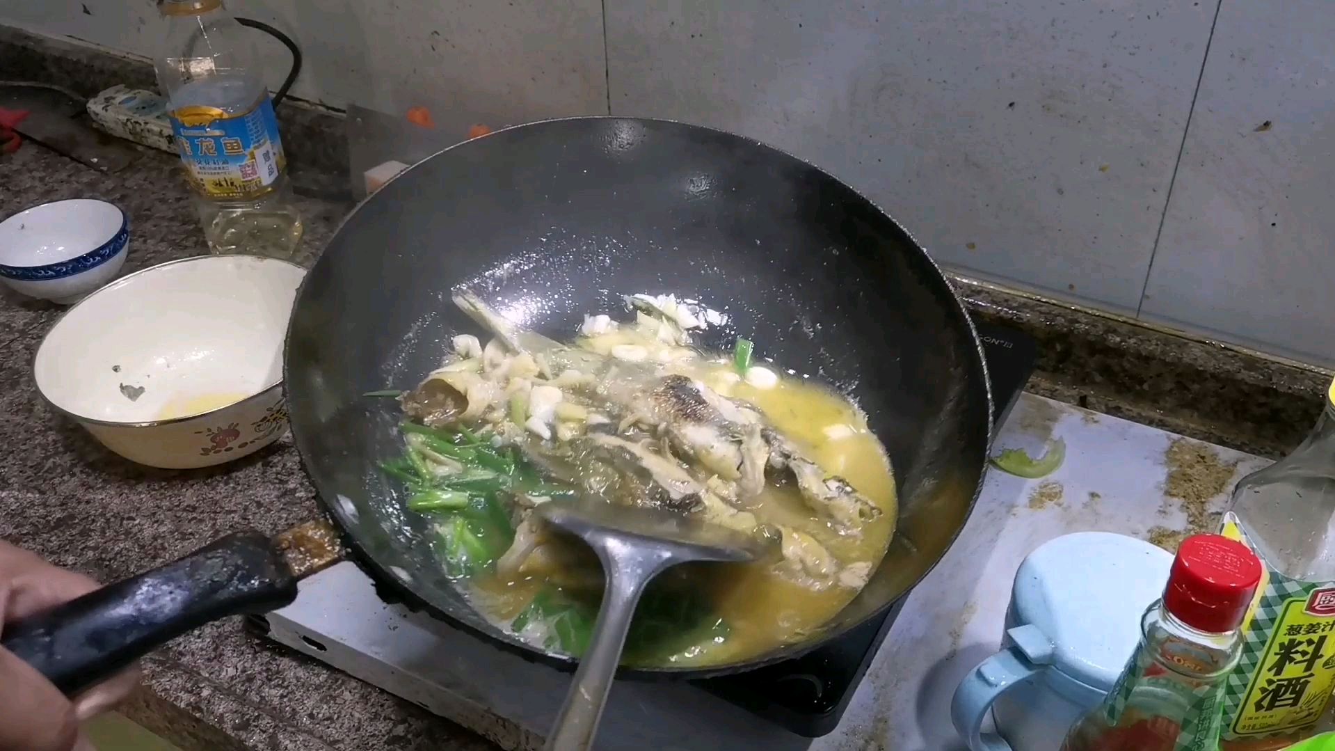 爸爸亲自下厨为两岁儿子做清汤黄骨鱼,这煎鱼的手艺还真不赖