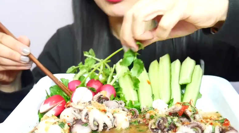 美女不露脸一直在吃,从黄瓜到小章鱼,咀嚼的声音让我咽了口水!