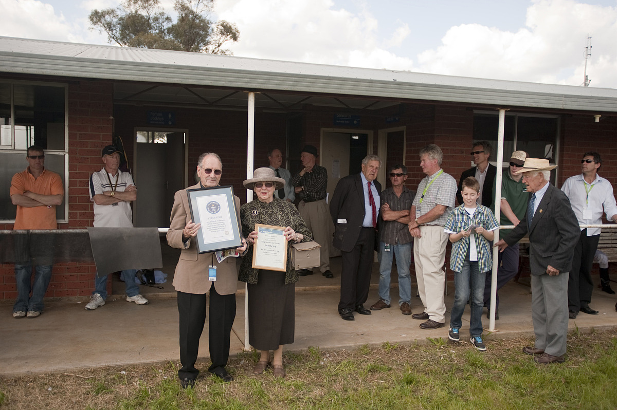 纳迪姆NADEEM RASEM A AL-MASRI2023届中国地质大学武汉国际教育学院约旦籍本科优秀毕业生专业方向为土木工程于2018年在天津大学获得预科生优秀一等奖2019年在地大因成绩优异被评为优秀国际学生。 纳迪姆毕业照结缘地大游子追梦万里纳迪姆上高中时他所在的学校正遇上地大进行的宣传活动主讲人关于地大主要专业及优势的介绍给他留下了很深的印象他也由此产生了想要留学中国的想法。之后的日子里
