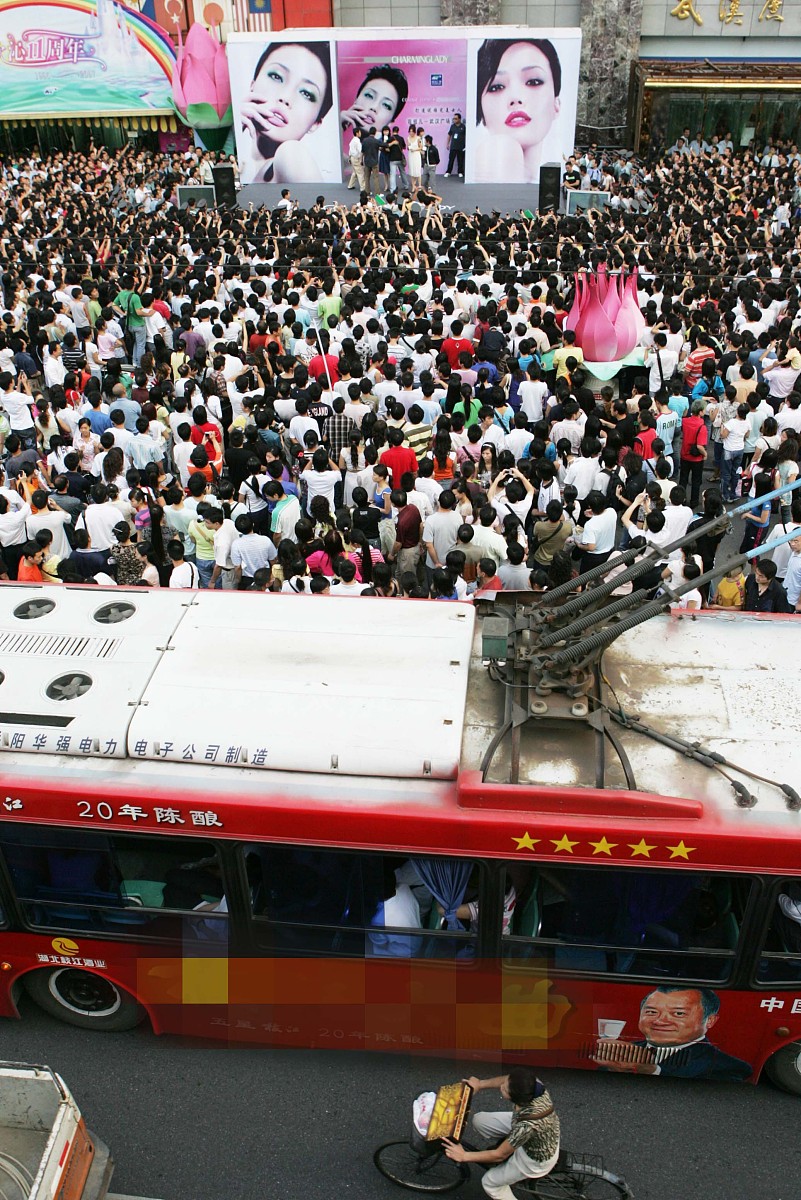 2007年9月22日,武汉,容祖儿为代理化妆品做促销,现场表演独特的化妆技
