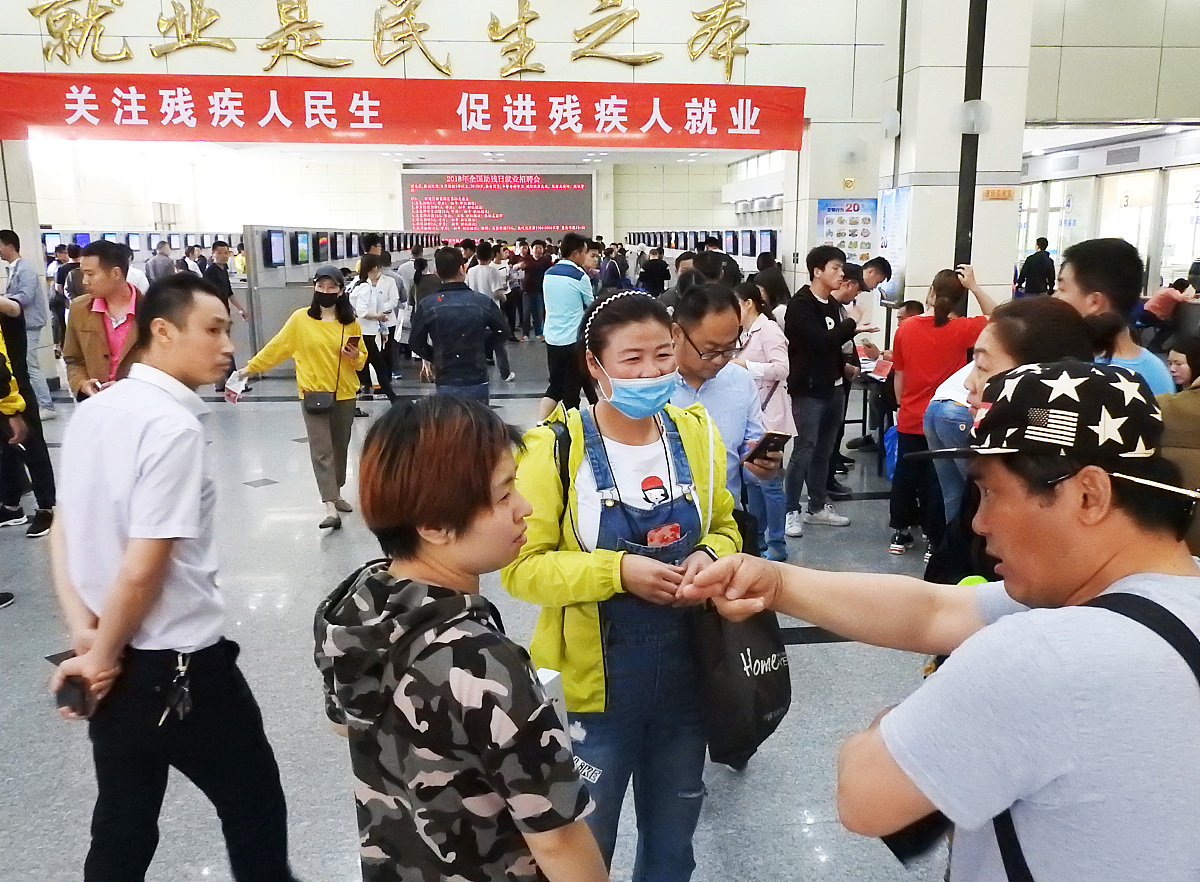 改写这段话在普通人与聋哑人之间的交流上手语可以说是必不可少的