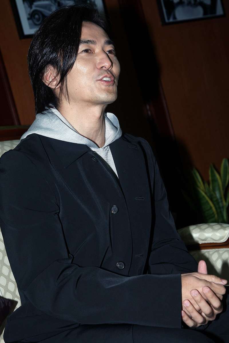 2009年3月2日,上海,电影《亲密》新闻发布会. ***_***郑伊健+++_+++亲