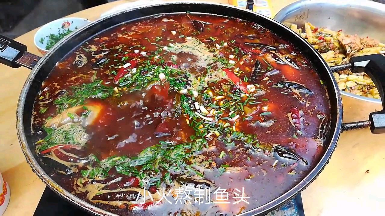 心情好来池塘抓个裸斑鱼请表妹又来做酸辣爽的火锅鱼吃