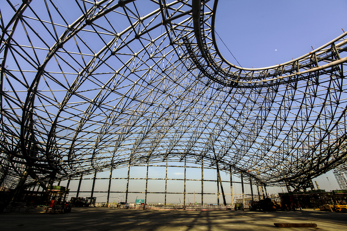 蝴蝶状空间异形钢构件制造及顶部限高吊装施工工法