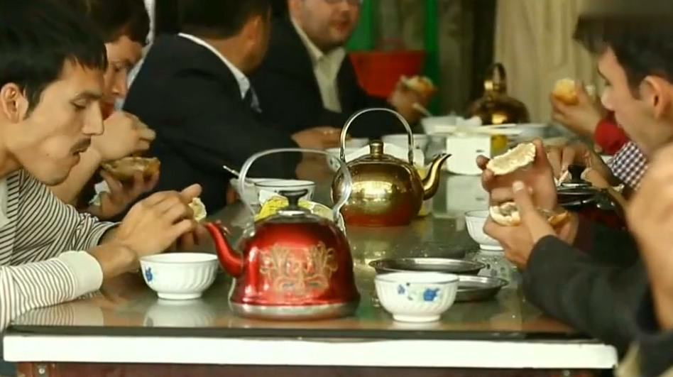 舌尖上的美食:新疆人的一天就是吃烤包子混合羊肉汤汁,简直诱人