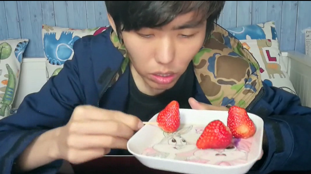 小哥直播试吃巧克力味的草莓,这种奇葩水果你见过吗