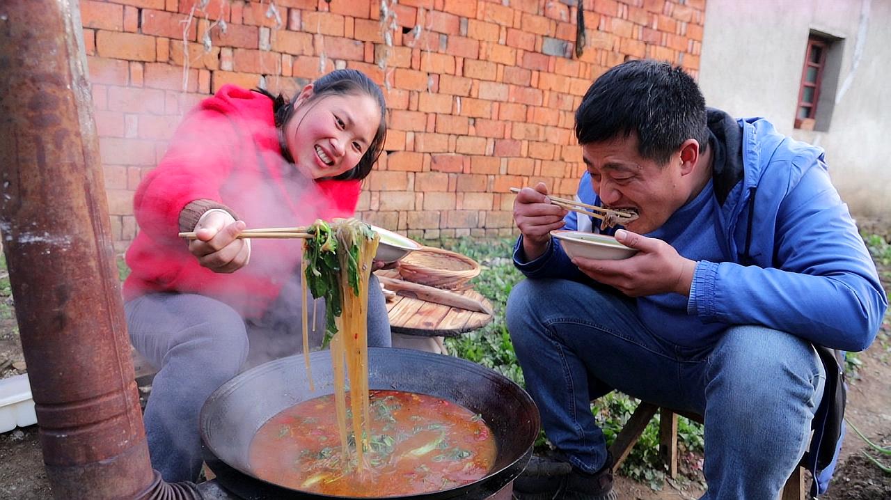 [图]老公嘴馋，胖妹3斤羊腿炖火锅，加4种配菜，又香又辣，吃过瘾