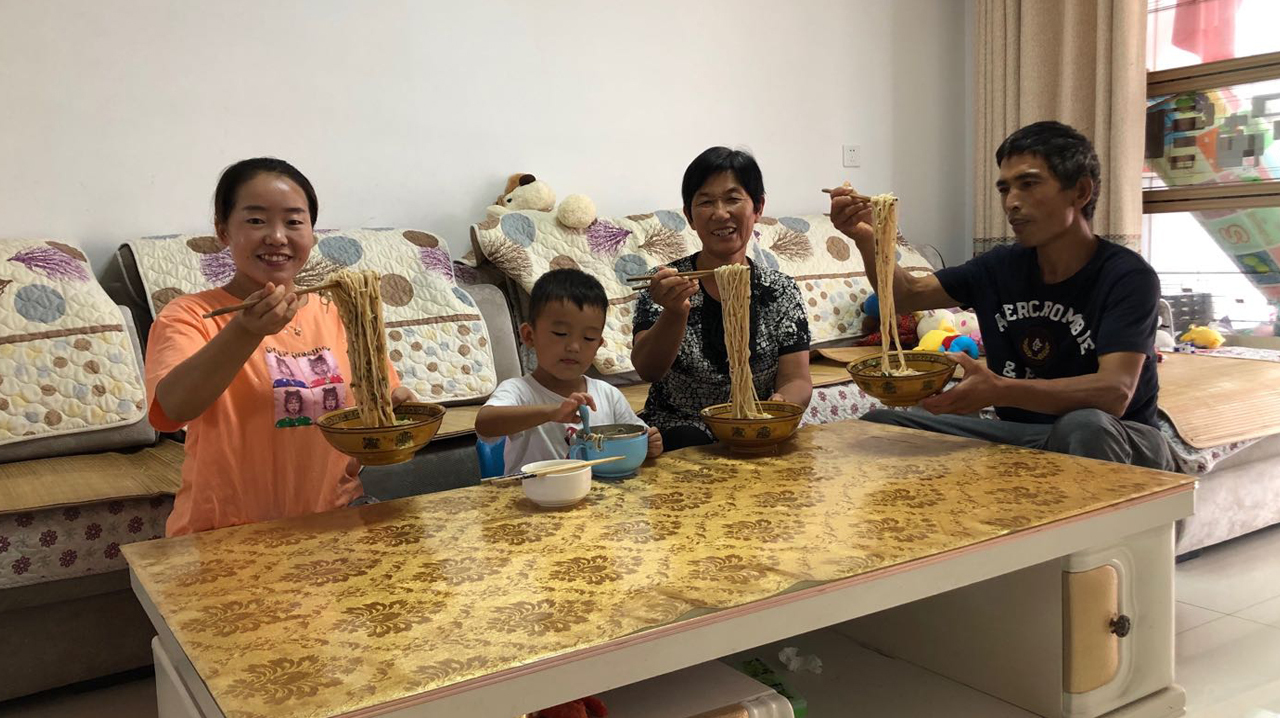 公婆想吃牛肉面,儿媳买2块牛肉,煮一锅面条,让公婆吃开心