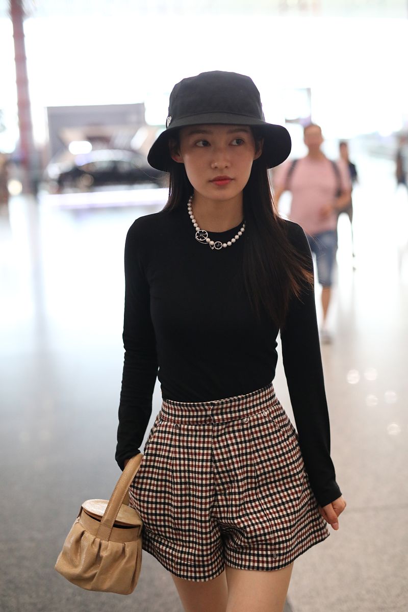 率性感T恤穿搭指南：从黑色正肩到薄纱拼接，展现独特魅力！