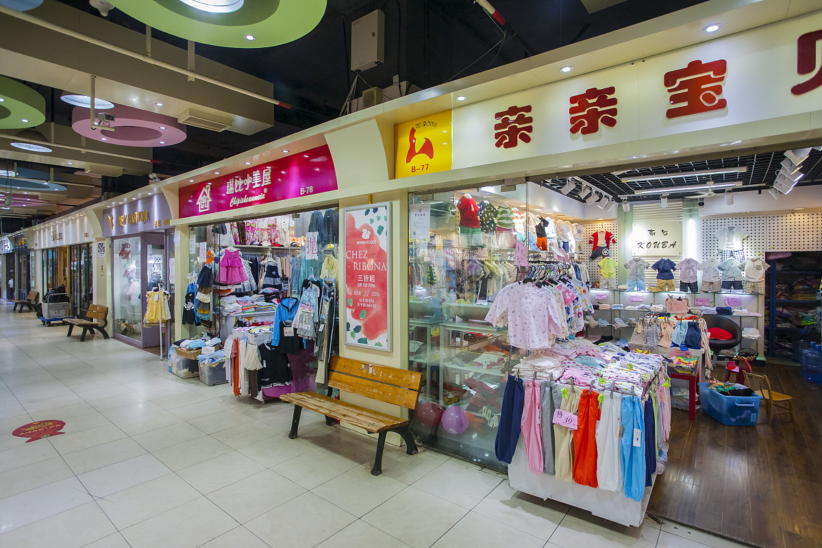 从时尚生活角度撰写一篇秋季童装穿搭服装类型：白色大翻领衬衣浅粉色和白色交织拼接、翻领气质感浅色系宽松外套、蓝色条纹叠加在白色卫衣廓形上青色线条为辅