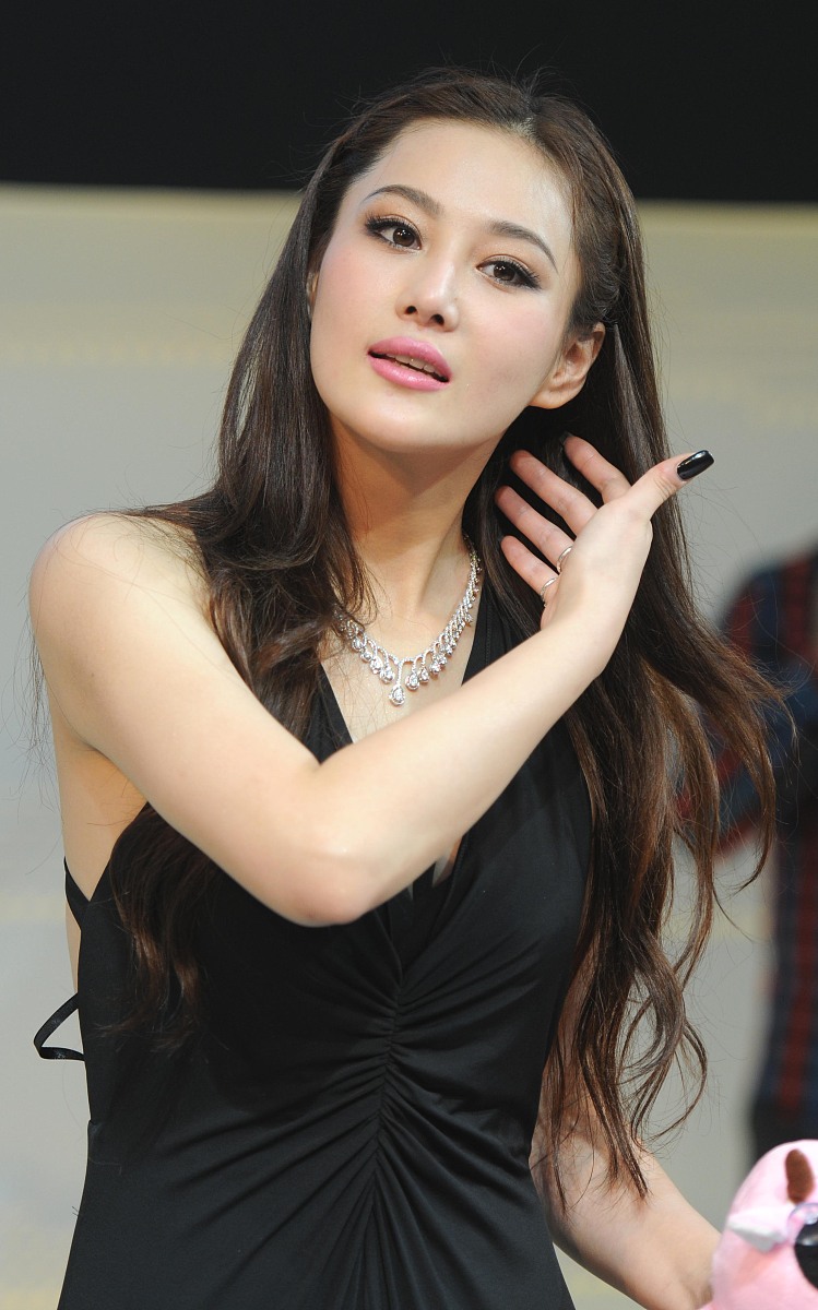 2010年12月5日,南宁,"中国第一足球宝贝"张馨予惊艳亮相第三届中国—