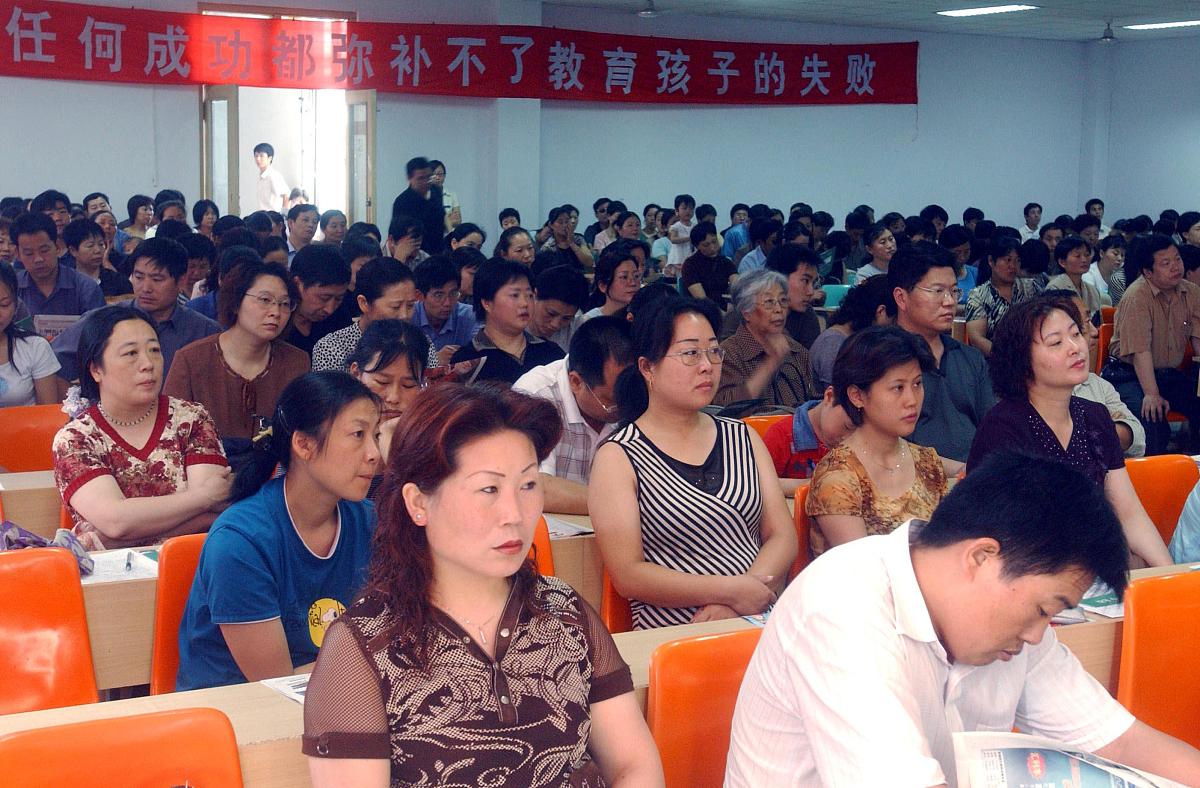 你的身份是一名老师你正在写一篇课题《探寻臻善美：培养小学生诚信品质的奇妙之旅 》请对1诚信品质的概念进行概述：