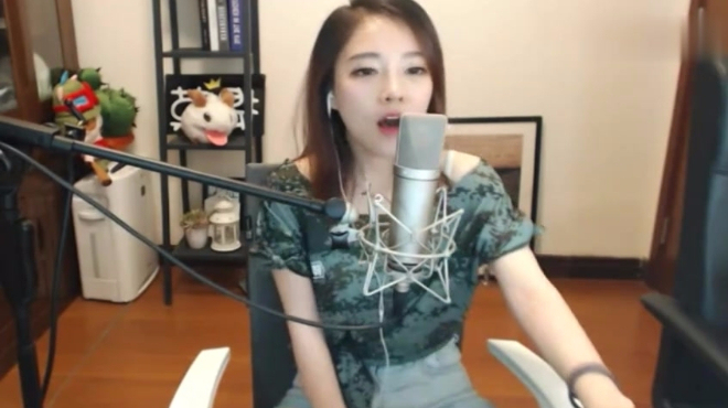 斗鱼女主播冯提莫演唱《龙卷风》,耳朵真的要陶醉了!