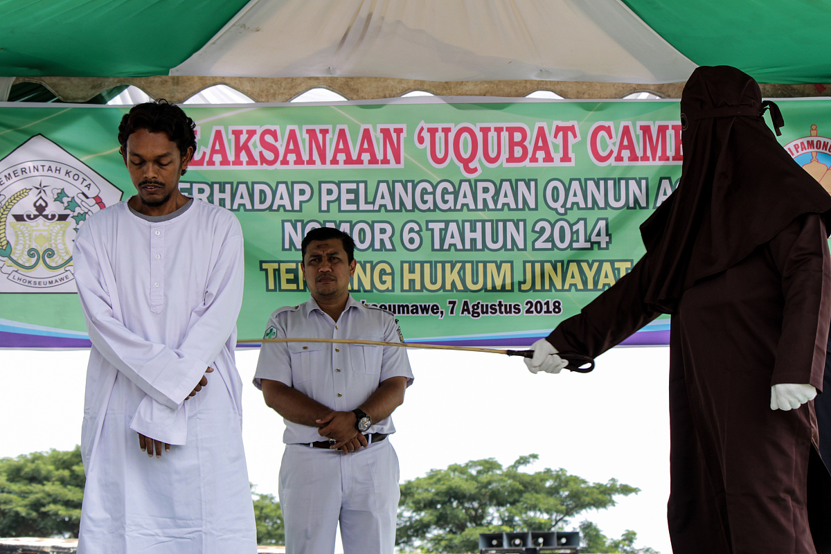 Hukum Menerima Hadiah dari Orang yang Bukan Mahram dalam Islam Hukum Menerima Hadiah dari Orang yang Bukan Mahram dalam Islam