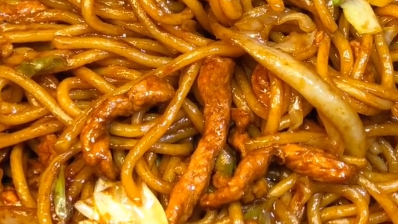 肉丝炒面这样做好吃极了,肉嫩面鲜有劲道,餐餐吃都不腻!