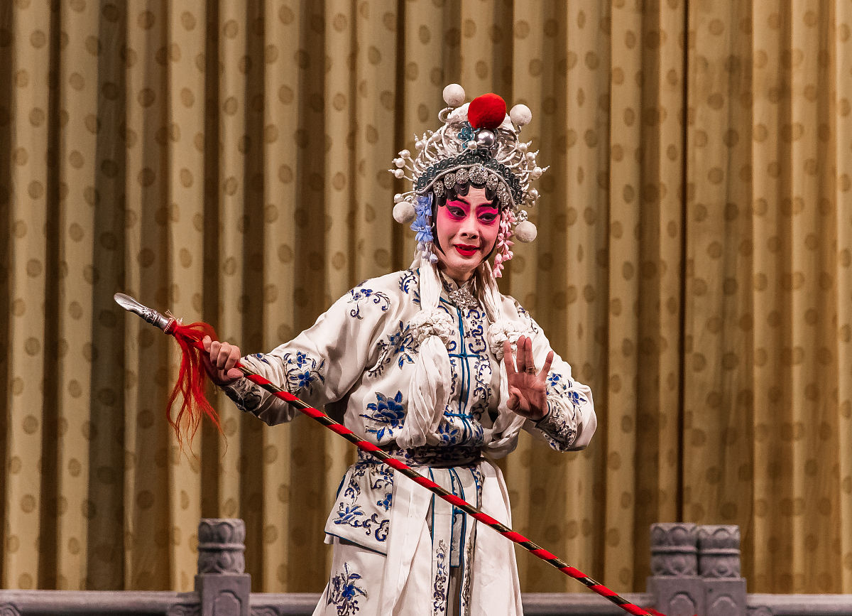 其实许仙就是寻找法海和白素贞转世之人的因为白素贞和法海联手消灭魔王后不小心进入虫洞后才现代转世的许仙看到南宫照片上有个男子就是就是法海转世南宫雪儿的父亲南宫集团主席董事长南宫云海许仙会有什么感想帮我用100字详细描述