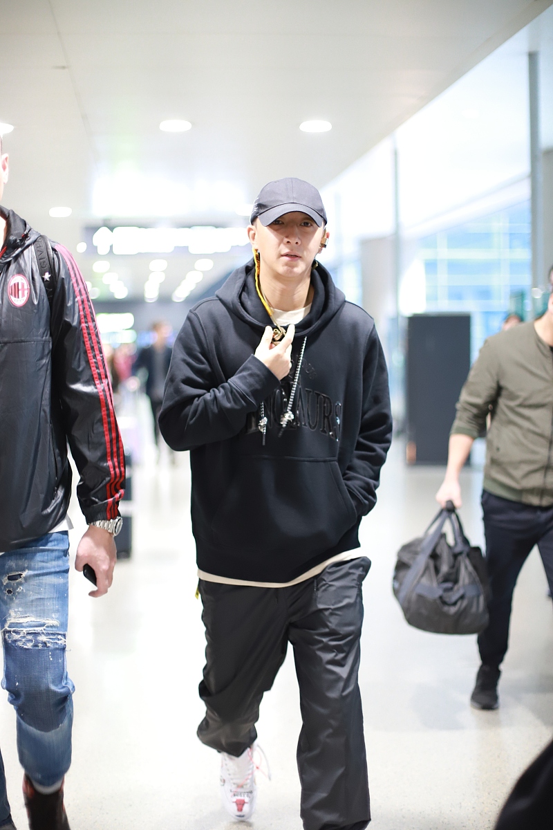 御姐九尾狐角色设计：高冷，白色毛发 - 3个设计方案