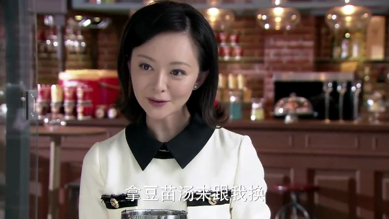 保安给女老板送醒酒汤,在门口练习说话,老板一出来,他竟吓跑了