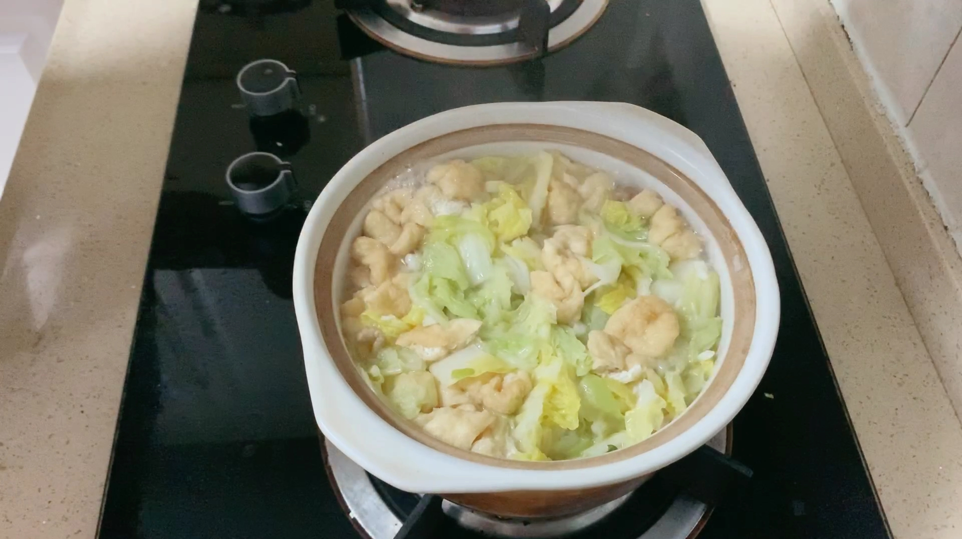 适合秋冬的家常菜!汤鲜味美,暖意浓浓的油豆腐炖白菜!