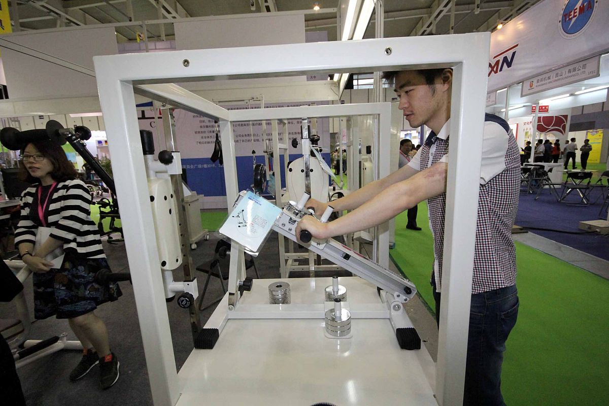 请根据博士论文的格式用中文完善下面这段话的逻辑。并续写内容使其逻辑性更强：11绿地暴露与PM25的交互作用研究现况现有研究提示绿地可以减少噪音和空气污染等有害环境暴露但两者之间的交互尚不明确。 John S Ji等在12873名65岁及以上中国老年人群中开展的研究发现NDVI与PM25具有协同作用即NDVI会减弱PM25对全因死亡风险的影响49。一项在3 159名死于呼吸系统疾病的中国香港老年人中