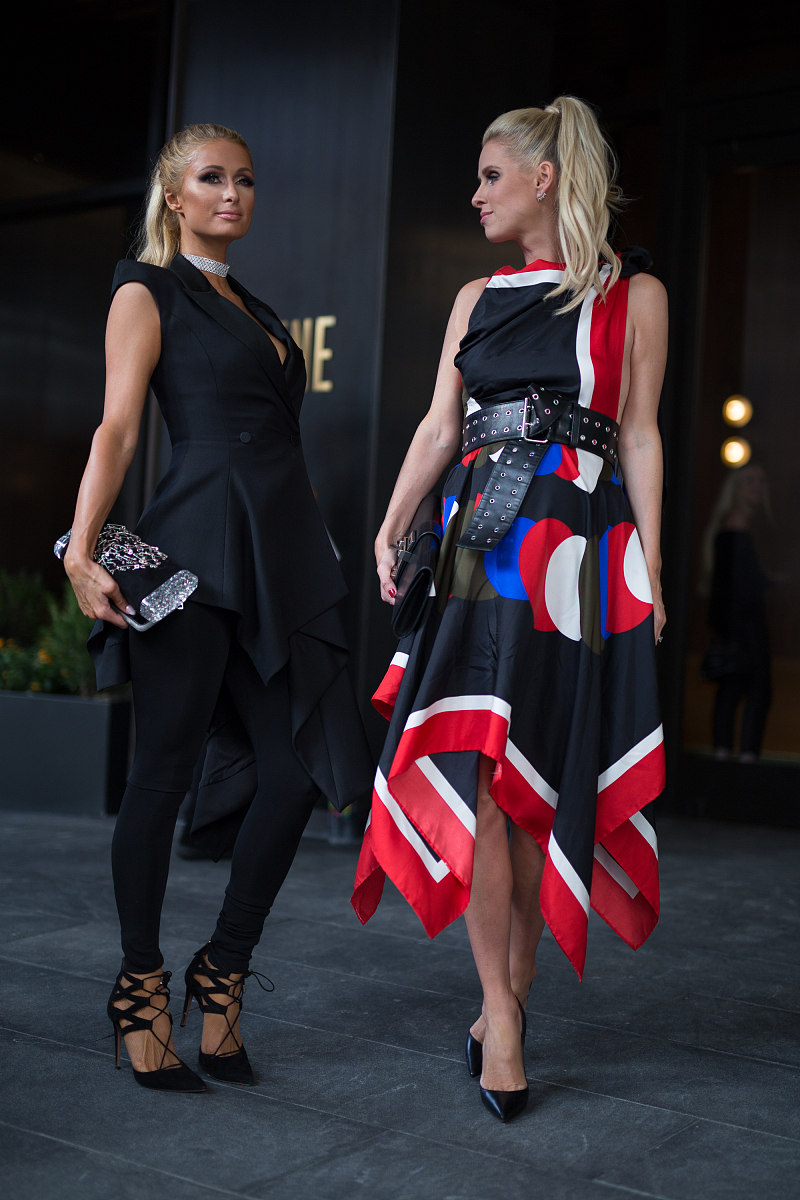 帮我撰写一篇夏日时尚裙装主题的文案以描述服饰具体细节为关键服装类型：卡其色吊带连衣裙波点元素装点女孩的烂漫灵动、国潮山水画韵味连衣裙、黑色吊带连衣裙白色波点蔓延