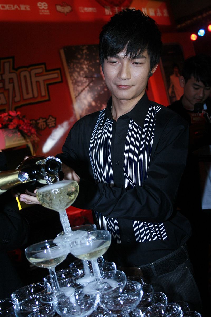 2007年8月28日,北京,快乐男生全国总冠军陈楚生代言某手机发布会举行.
