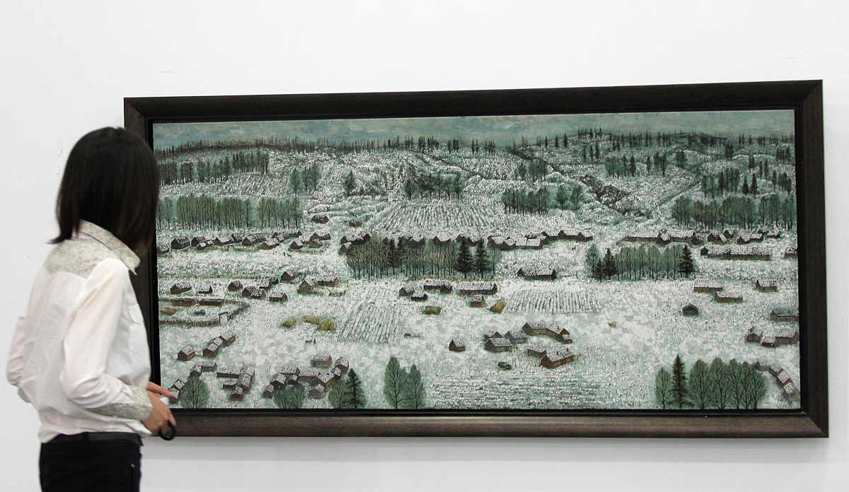 2013年9月6日 ,江苏南通,参观者观看由大漆,蛋壳,碳粉制作的漆画作品