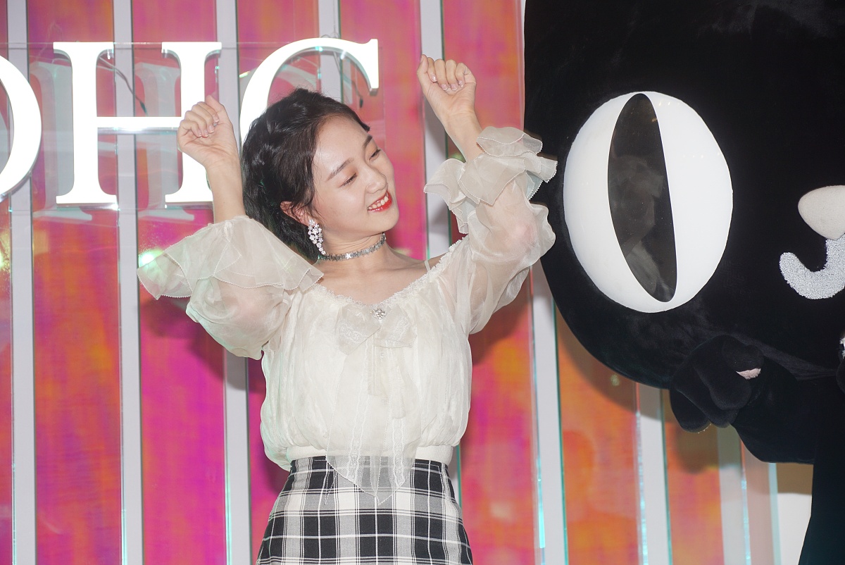 贾静雯抱病亮相七夕活动"泡面头"时髦  "101"李子璇仙气上衣小露香肩