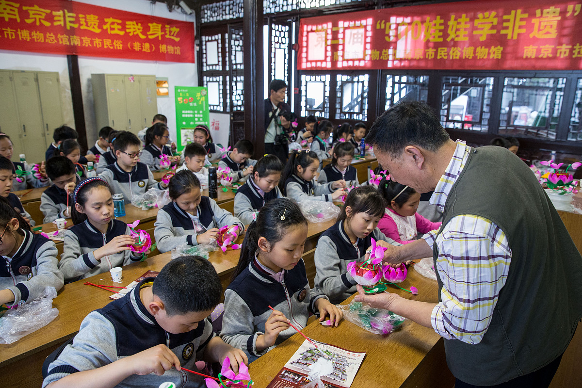 中南大学志愿者带你走进湘绣世界，感受中国传统文化魅力！