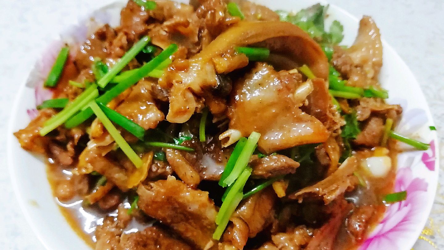 香喷喷的姜蒜爆炒鹅肉出锅,肉质鲜嫩,看一眼流口水,吃一口难忘