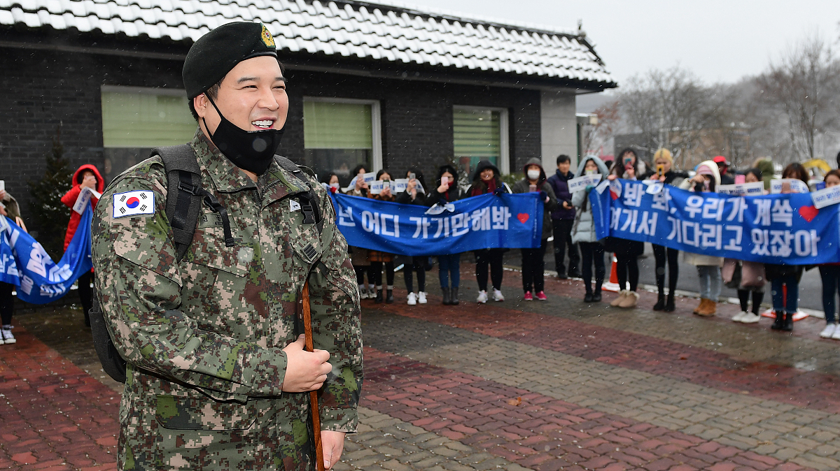 2016年12月23日,首尔,superjunior成员神童顺利圆满现役退伍.***_***