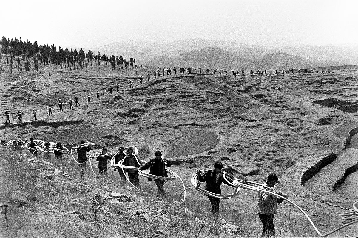 《电力建设者》1983年10月6日,山东省淄博市博山区石门乡龙堂深山中,