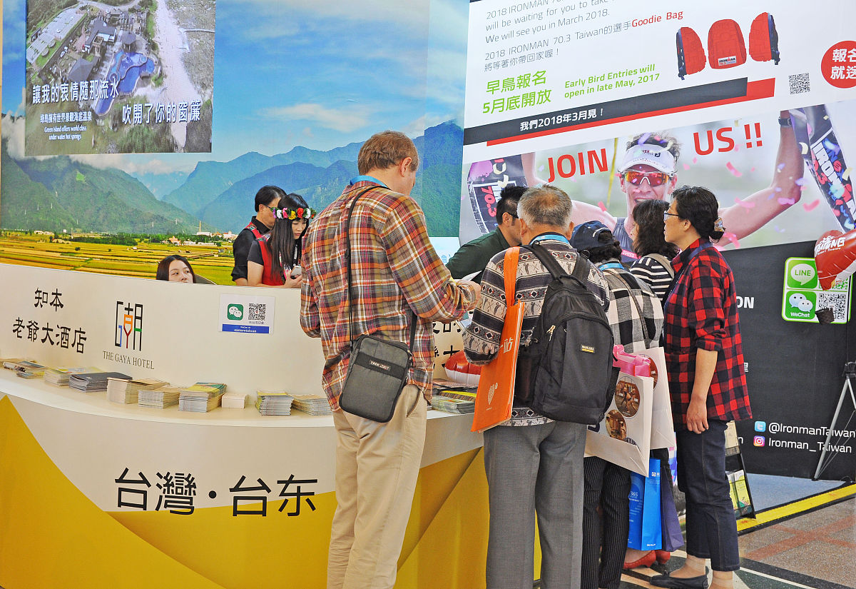 2017年4月20日,参观者在参观2017第十四届上海世界旅游博览会.