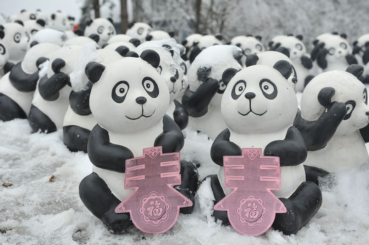2015年2月4日,浙江临安,1000余只陶瓷制作的"企鹅"集体亮相大明山景区