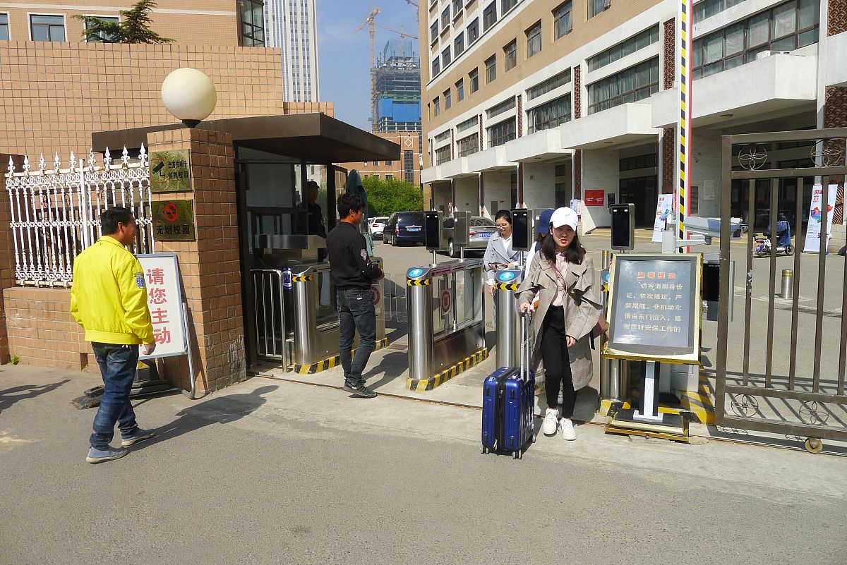 人脸识别门禁系统在国内遇到的挑战一段话不少于200字