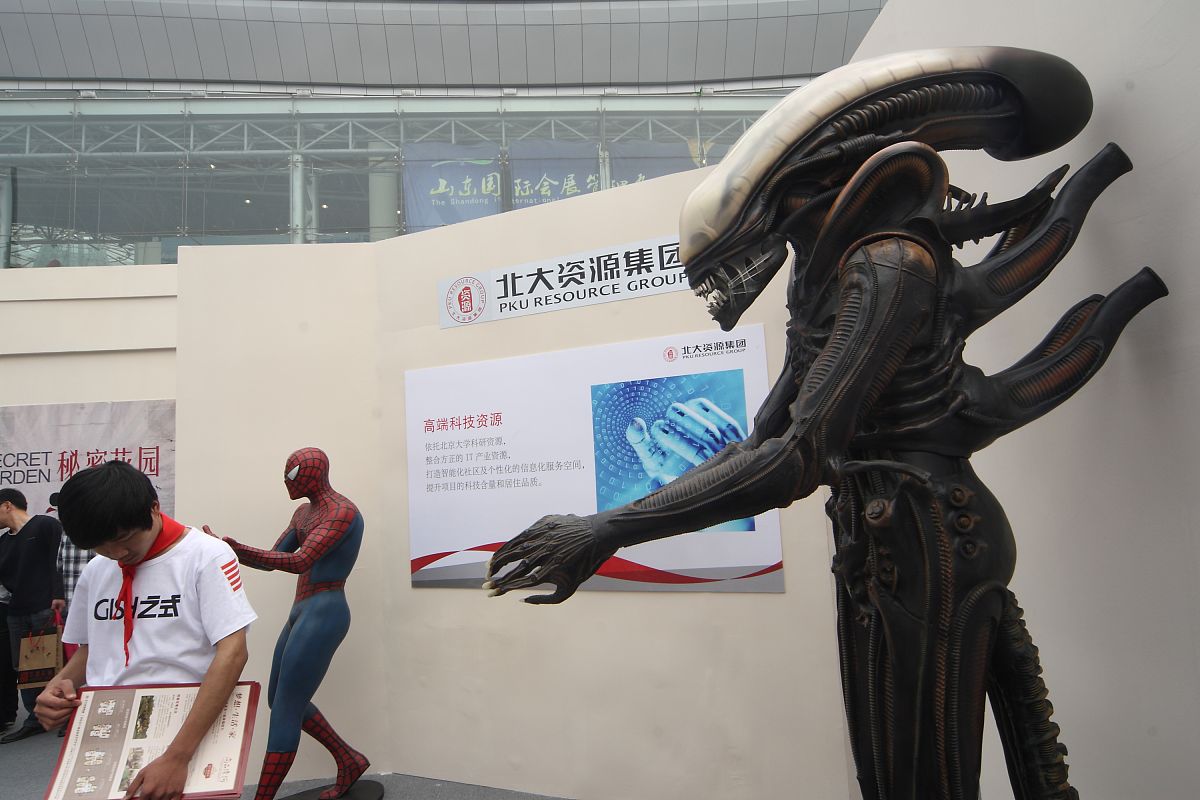 2012年4月21日,济南2012春季房展会上,一参展商将《阿凡达》,《终结者