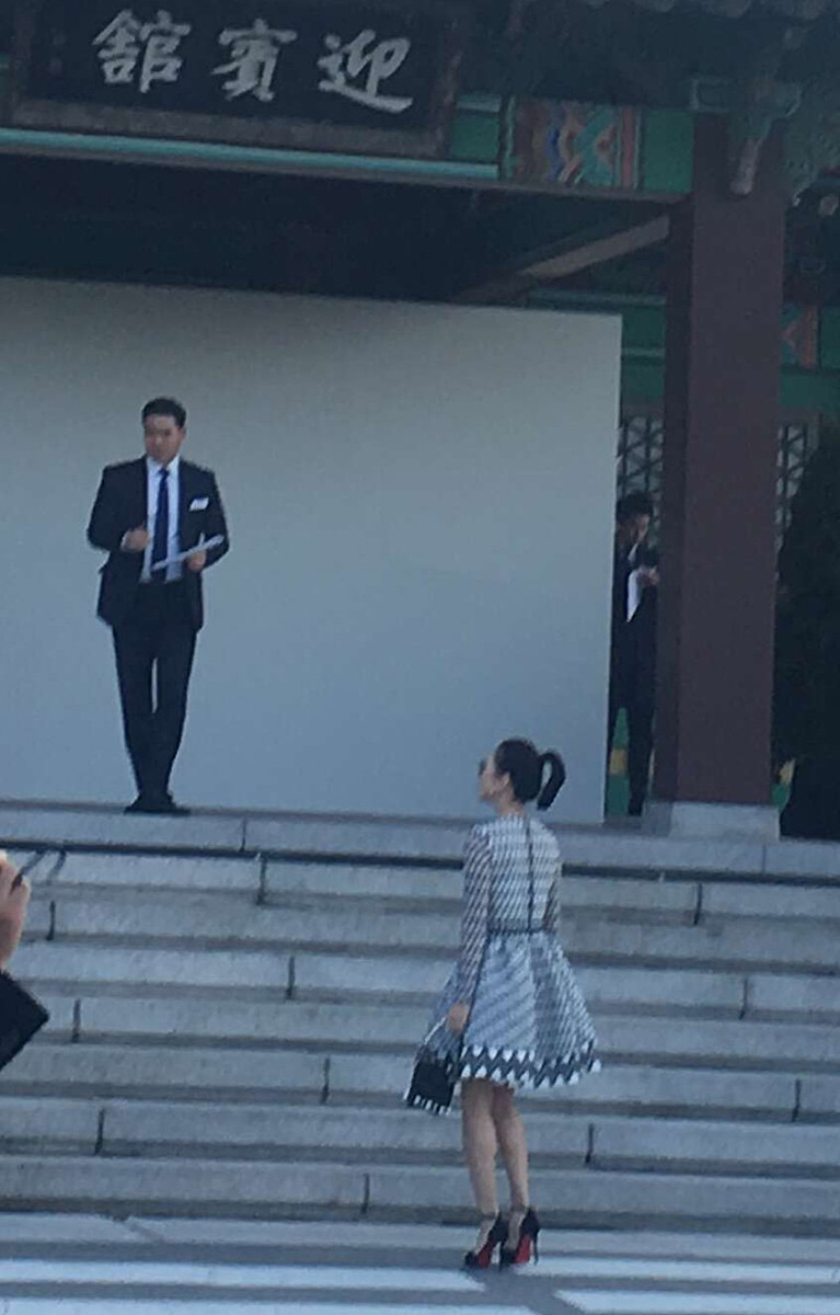章子怡现身"双宋"婚礼条纹蓬蓬裙少女感十足 崔智友优雅,朴宝剑帅气