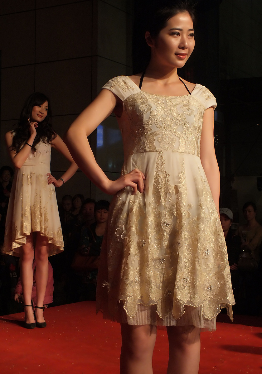 给我推荐一款裙子