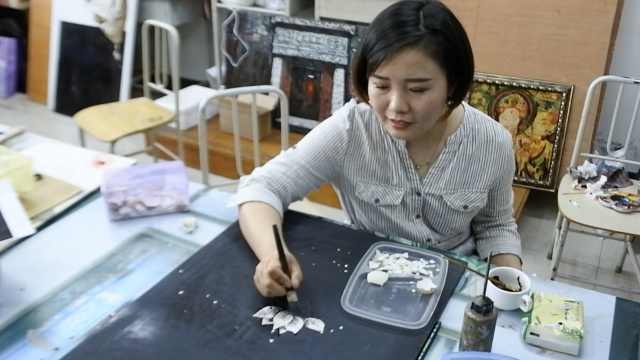 90后女画家用蛋壳绘漆画,过敏致全身红肿不放弃