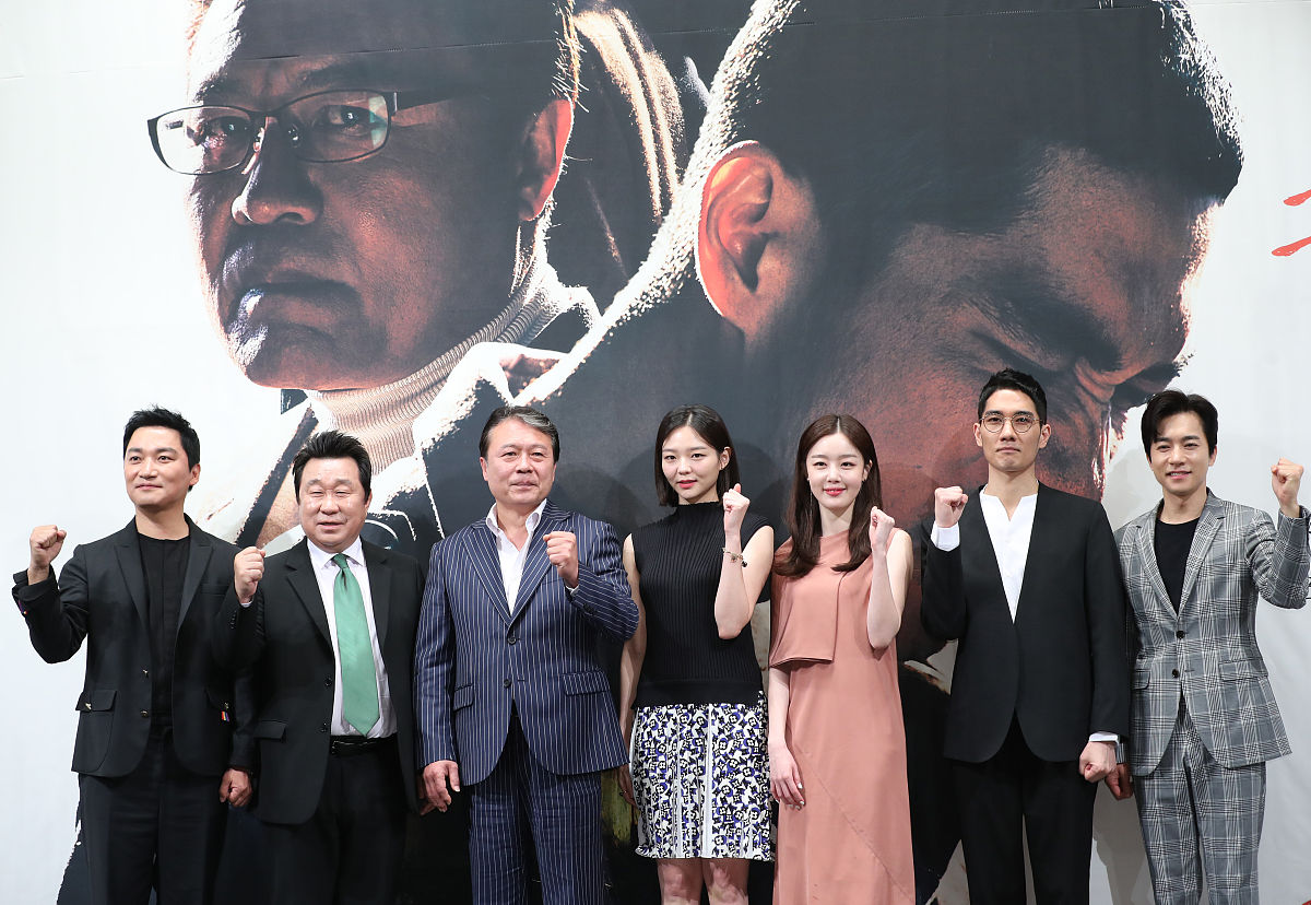 2019年4月30日,韩国首尔,明星出席《救救我2》新闻发布会. (), , , , 