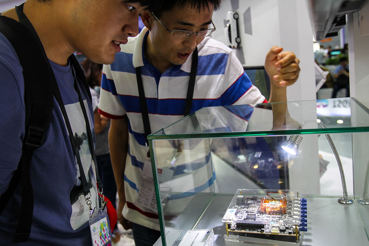 以教师的口吻高职院校电子2232班《电子产品生产工艺与管理》的课程小结500字左右。课程分为由以下四部分组成：报告成绩30、焊接20、单片机30、下载板20。