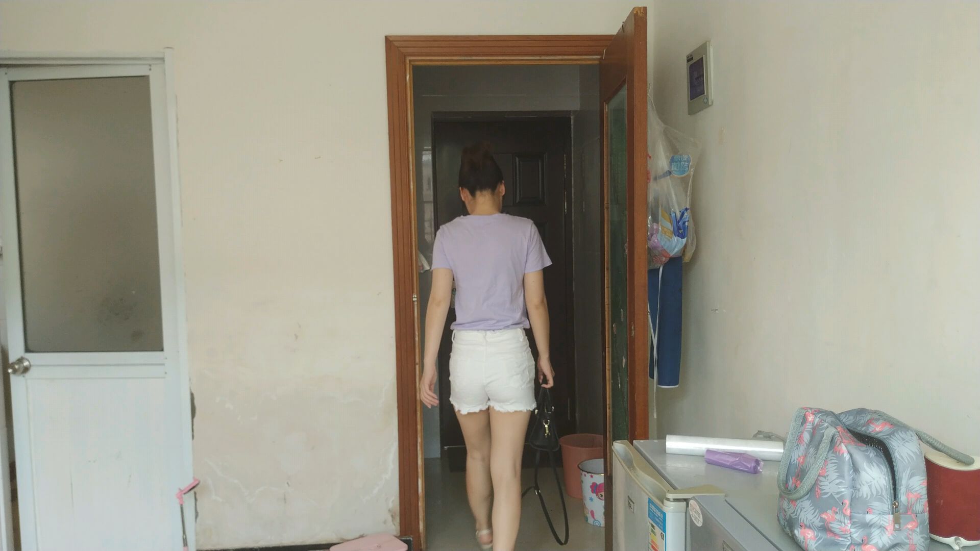 打工妹爱独处休息宅在出租房打扫,一人手撕鸭腿,生活很充实