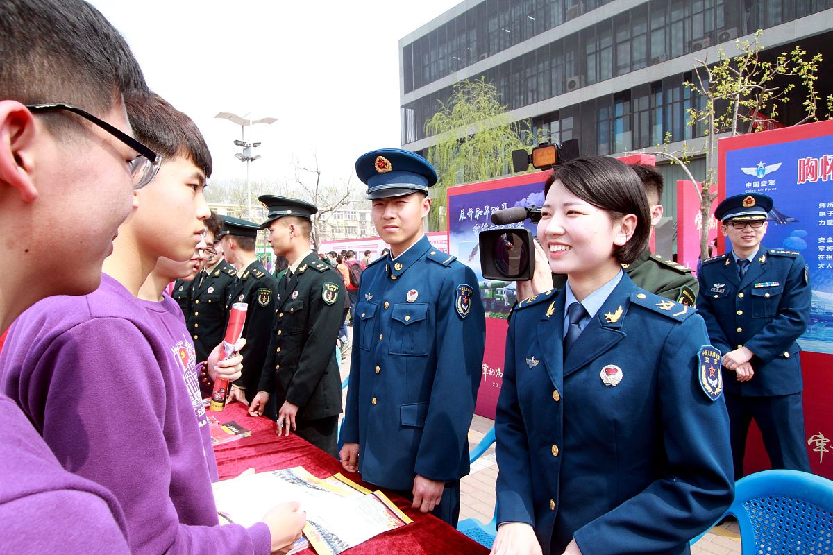 I am working for the Air Force as a civilian 这是什么工作我不理解