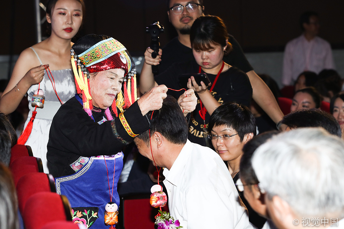 五十六个民族五十六朵花歌词