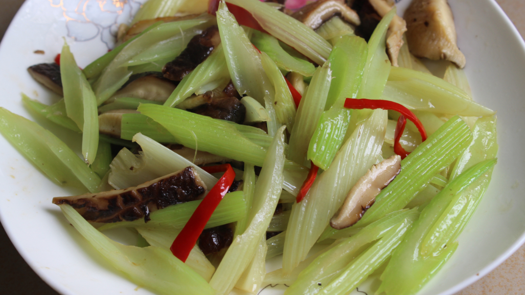 一道非常好吃的素炒芹菜香菇,鲜脆爽口,清淡又简单适合家常