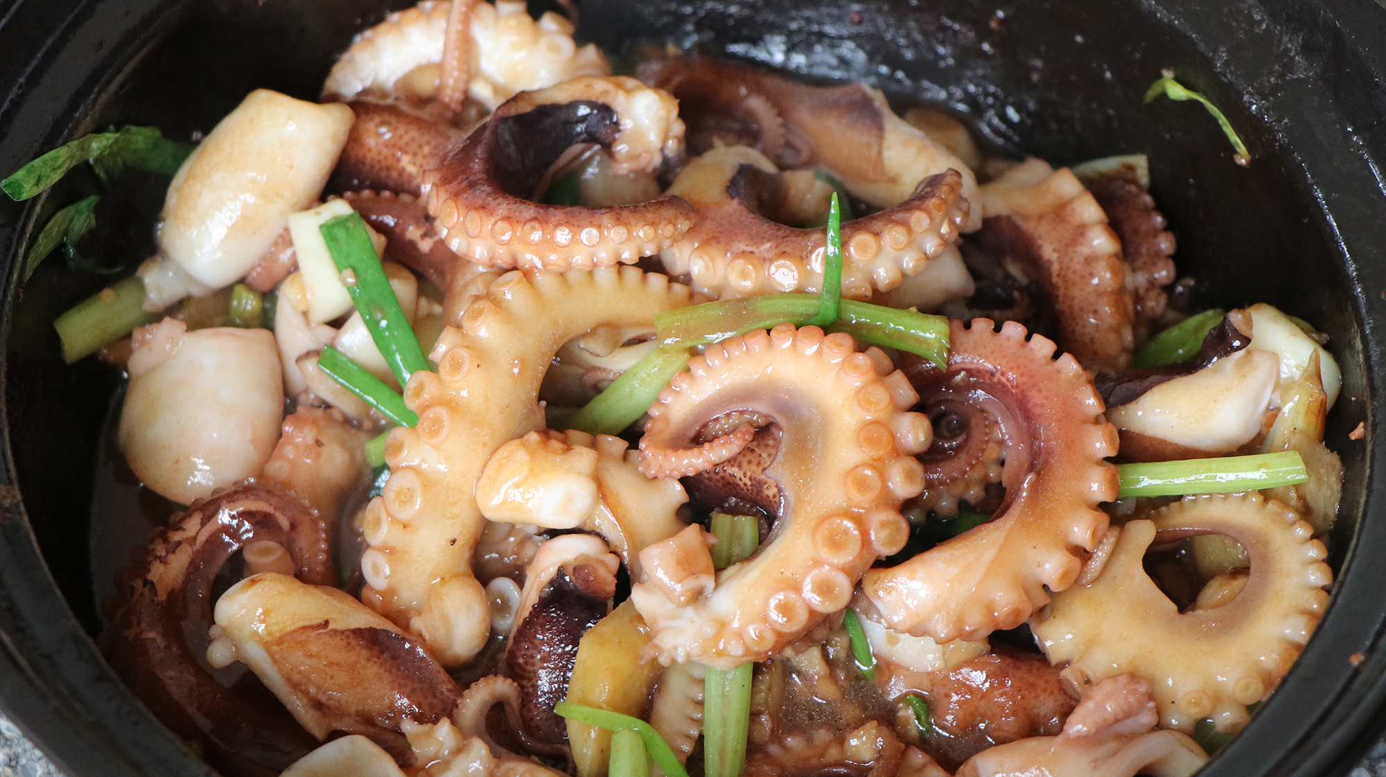 八爪鱼怎么样才能做到脆爽鲜嫩?不用加水,用砂锅焗更好